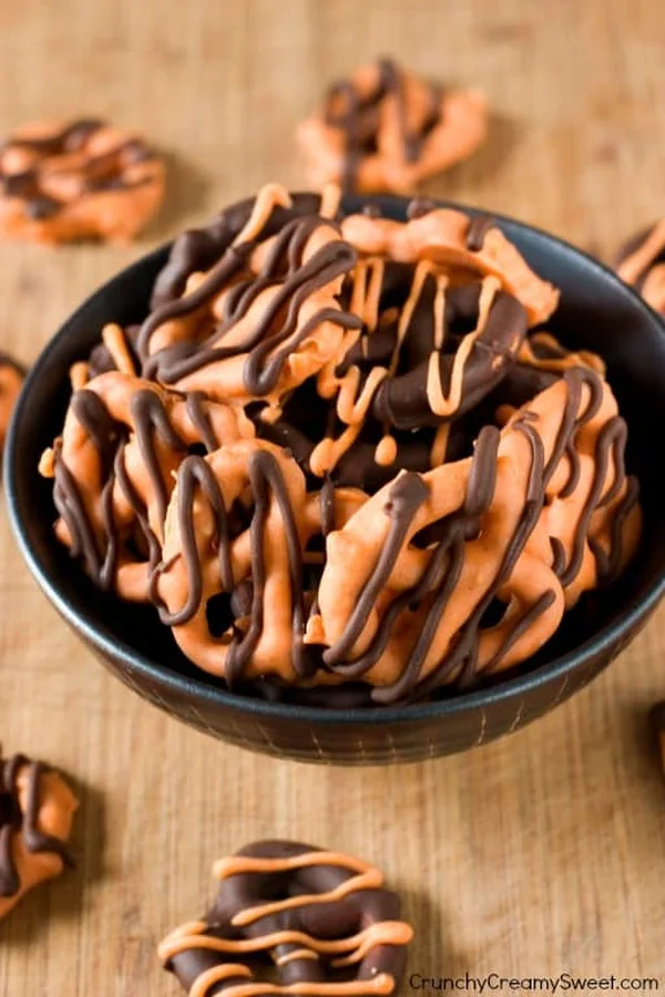 Pumpkin Spice Chocolate Pretzels